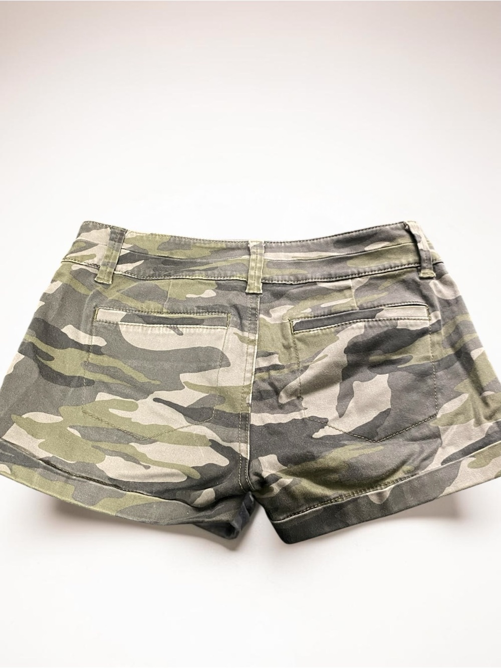 Y2K '00's Express Women 00 Green Camo Cuffed Low Rise Twill Shorts Indie Sleaze - Picture 2 of 5